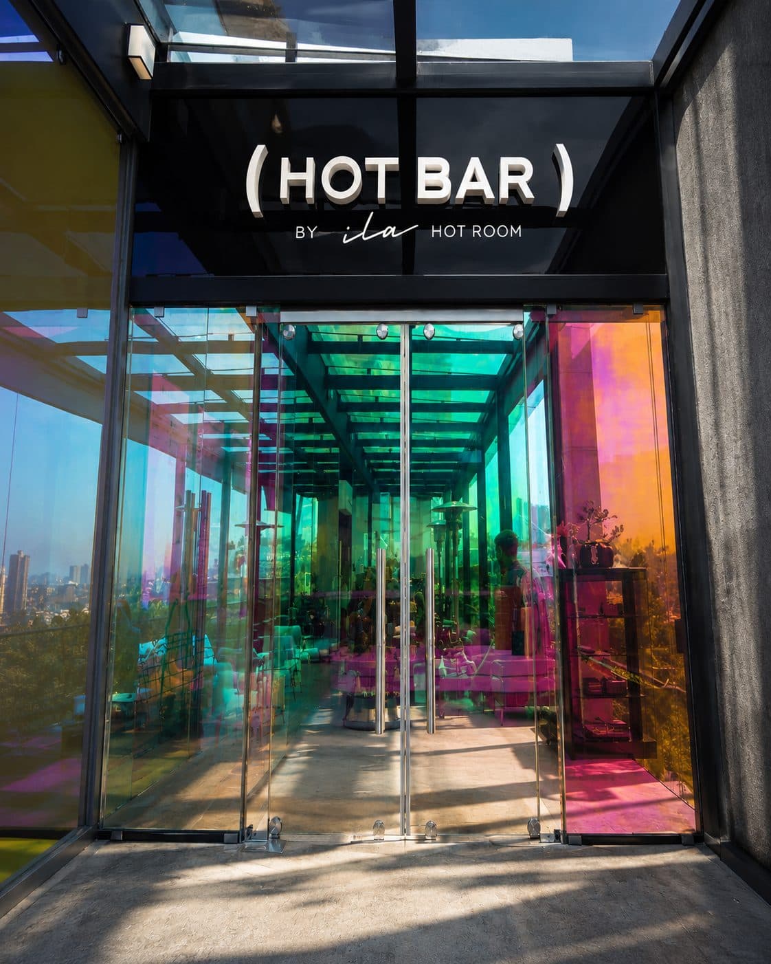 Entrada del Hot Bar con vidrio iridiscente