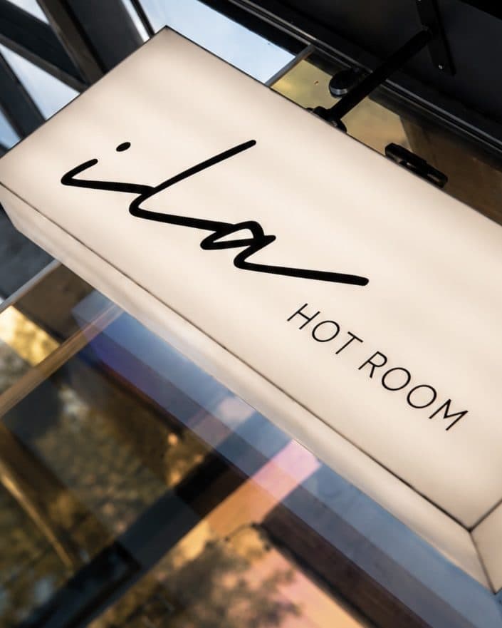 Caja de luz con el logotipo de ILA Hot Room