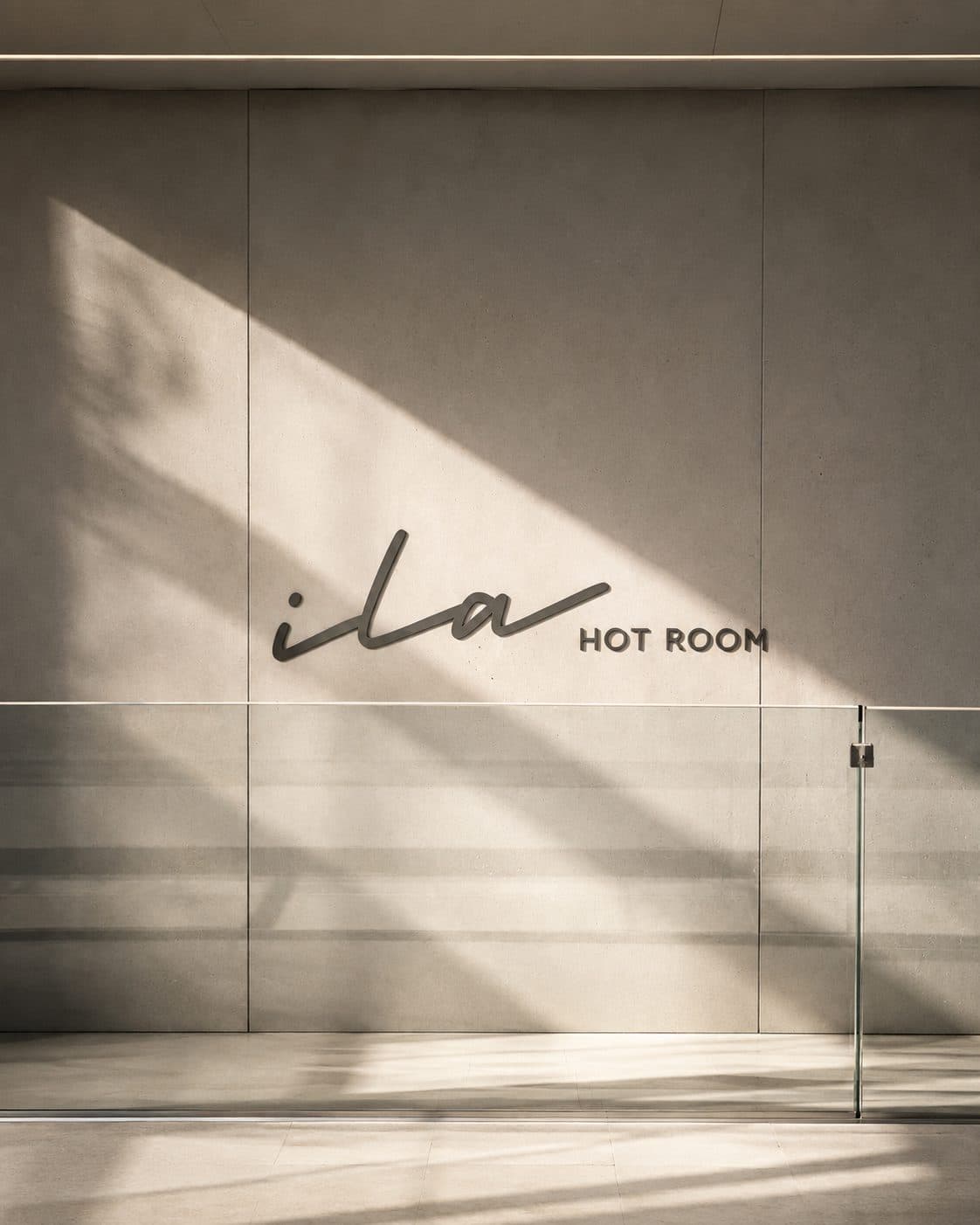 Muro de concreto con el letrero ILA Hot Room a la luz del día